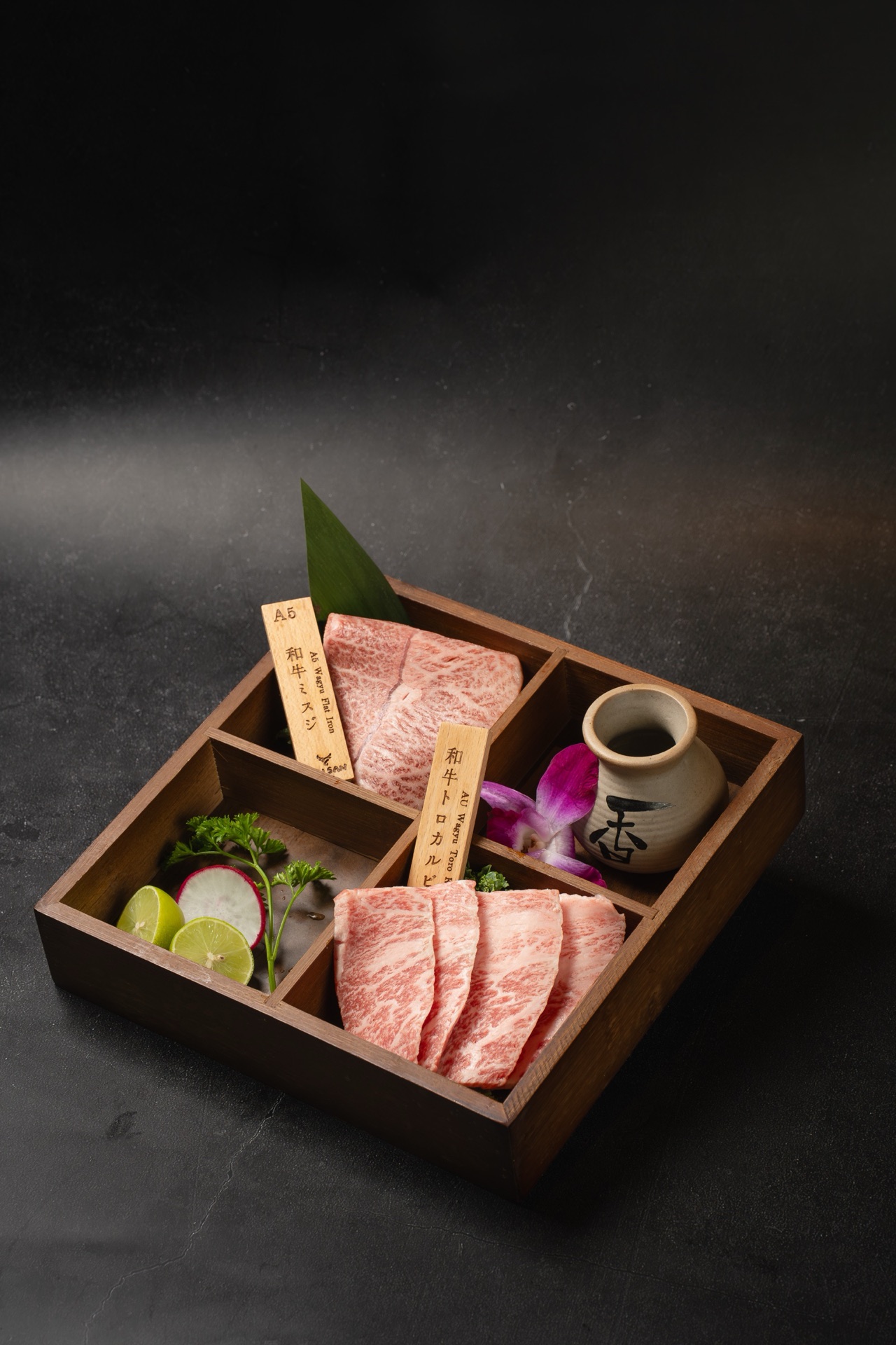 Una caja de madera con cortes de Wagyu A5 y etiquetas en Gyusan en Arlington