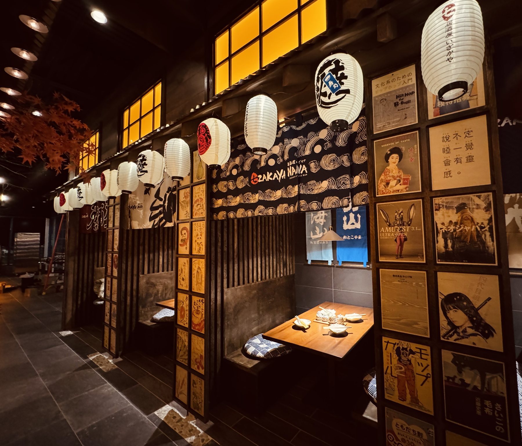 Reservados iluminados con faroles y enmarcados con carteles japoneses en Izakaya Nana, en Chantilly, VA