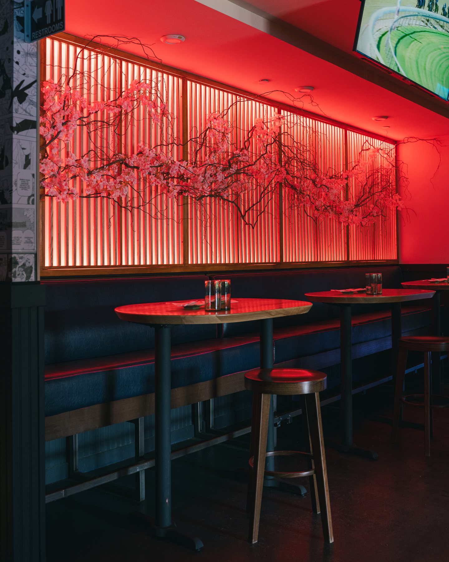 La barra iluminada en rojo de Sakaki Izakaya en Clarendon