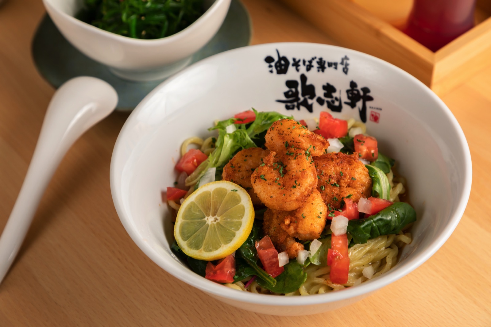 Old Bay Ebi 油拌面,配 Old Bay 调味虾、蔬菜、番茄和柠檬