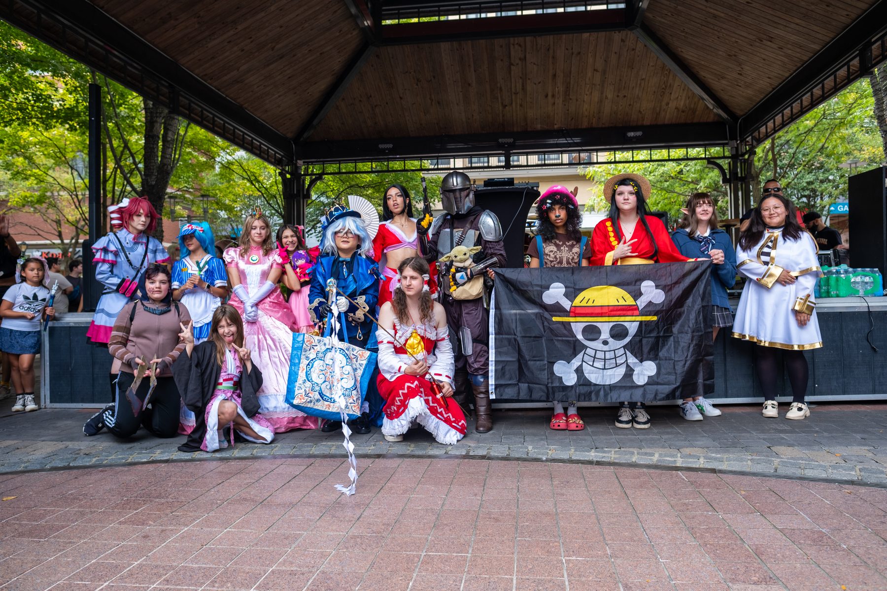 Tomodachi Food Fest Cosplay 走秀现场,Cosplay 玩家聚集在挂着海盗旗的凉亭下