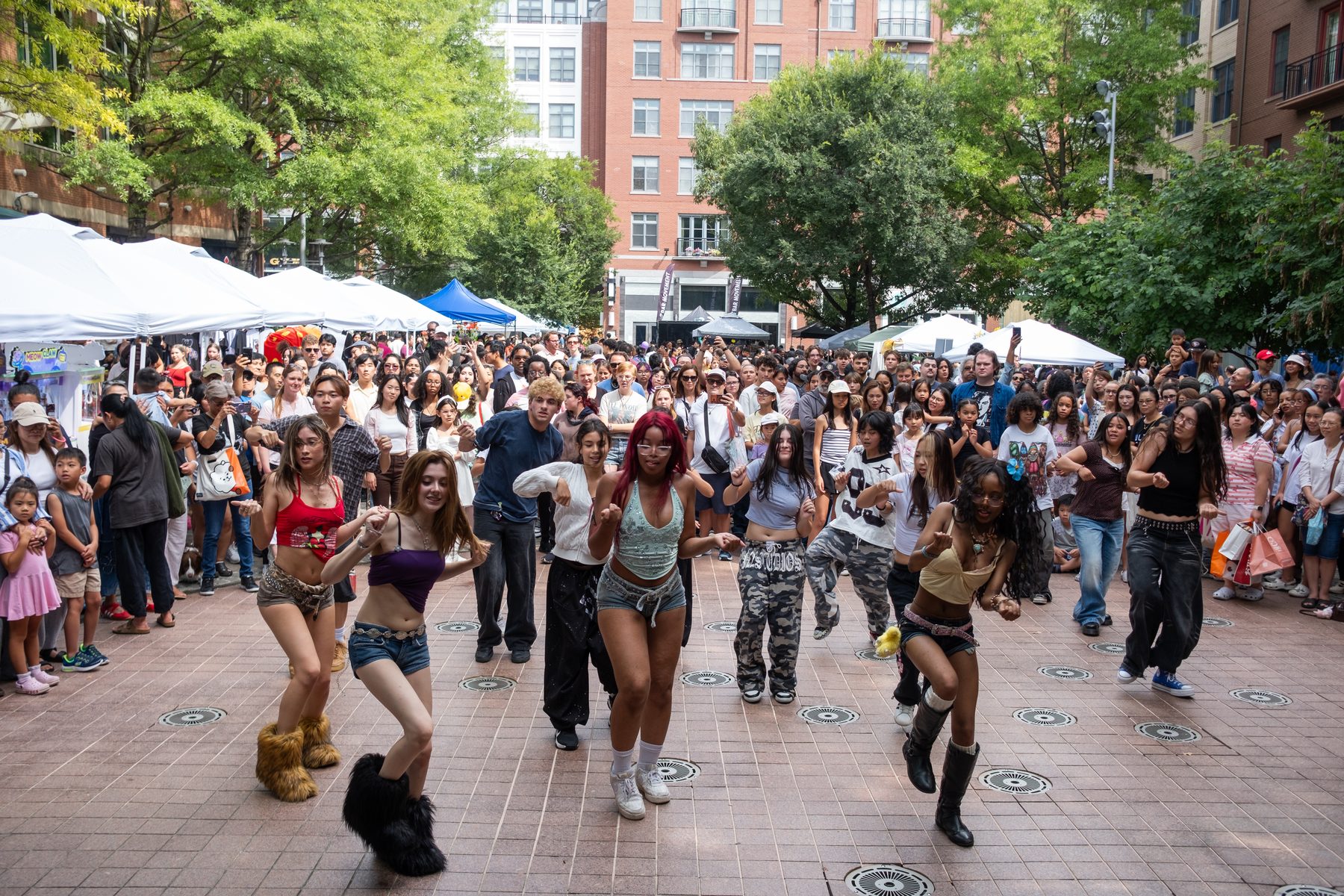 Tomodachi Food Fest 上,舞者在 Rockville Town Square 为满场观众表演