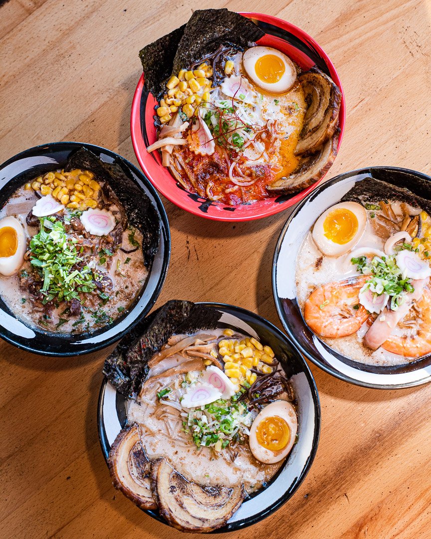 Akira Ramen 的三碗拉面,配有叉烧、溏心蛋、玉米和海苔