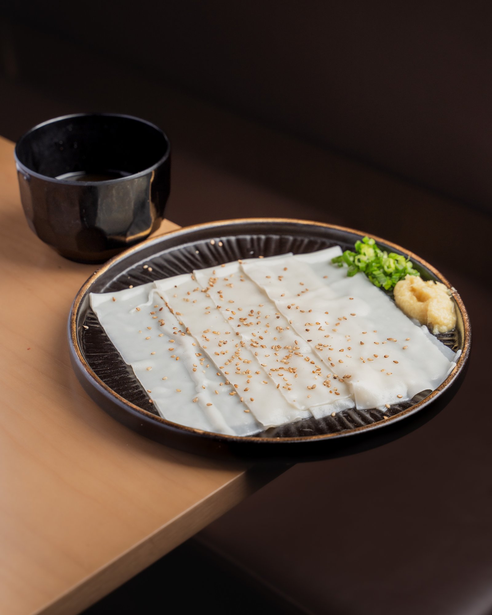 马里兰州 Columbia 的 Gyu San 手工宽扁乌冬,配芝麻和葱