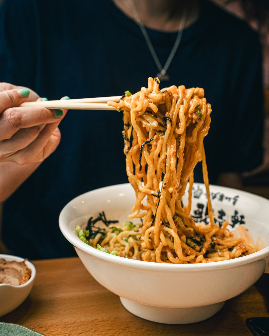 筷子夹起 Kajiken 油拌面的粗面条