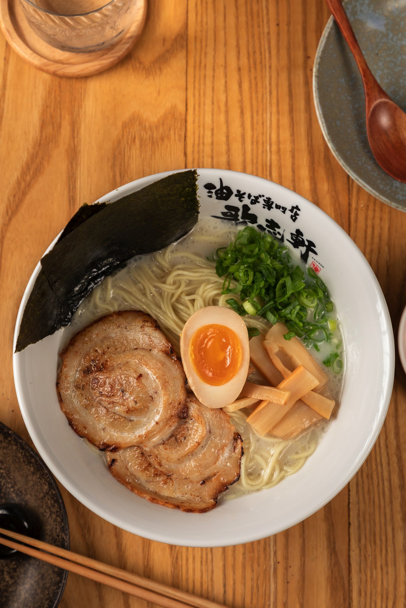 Kajiken 的豚骨汤拉面,配有叉烧、笋和溏心蛋